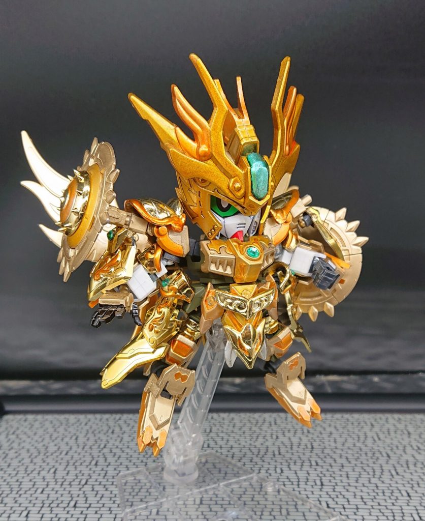 神聖衣(ゴッドクロス)状態
原作にはないけど、アニメで見た時に惚れたゴールドクロスのパワーアップ状態。
それを今回頑張って表現しました。
各部の形状が通常状態からパワーアップしたように見せるためのパーツ選びに苦労しました💦
黄金聖闘士の金メッキパーツに加え、BB戦士翔烈帝龍装劉備ガンダムの金メッキパーツも使用してます。