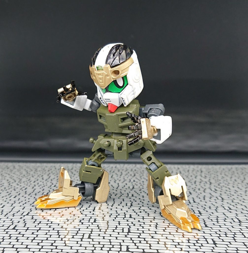 軽装状態2
腕や足の可動域が広がり、ポーズも決まります。
足は1/144バルバトスのものをボールジョイント(中、レジェンドBB戦士の手の規格のボールジョイントの大きさ)に変更して取り付けています。