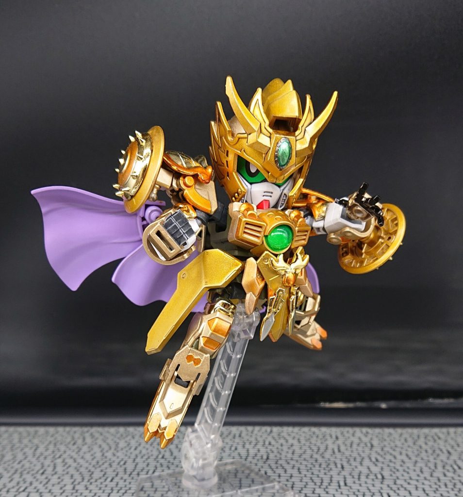 黄金聖衣(天秤座っぽい)通常状態
黄金聖闘士と言えばマントです。
公孫サンEz-8からマントを拝借しています。
ヘルメットはほぼ黄忠マークⅡのままです。
金メッキパーツは、アニメ放映当時販売していた黄金聖闘士のプラモを使っています。