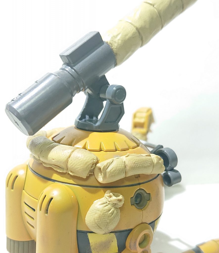 アームや機体の各所に設置した衝撃吸収材です
作業用、特に精密作業もできることを想定したので、色んなところにぶつかっても事故が起こらない配置にしていますw
(イグルーであったビグ・ラングに投げられてボール同士で爆発するのを見て「やっぱり脆いんだな…」と感じたのでw)
ちなみに、全部エポキシパテで作ってます~