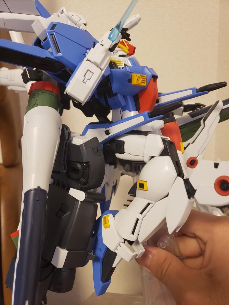 膝の稼働範囲確保のために脚はSガンダムで干渉する所を削りました〜

個人的にあまり違和感がありません笑