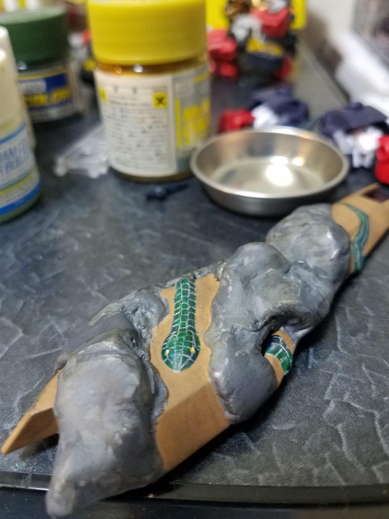 鱗を彫ってる途中の写真です。
想定よりも難産な製作となりました(笑