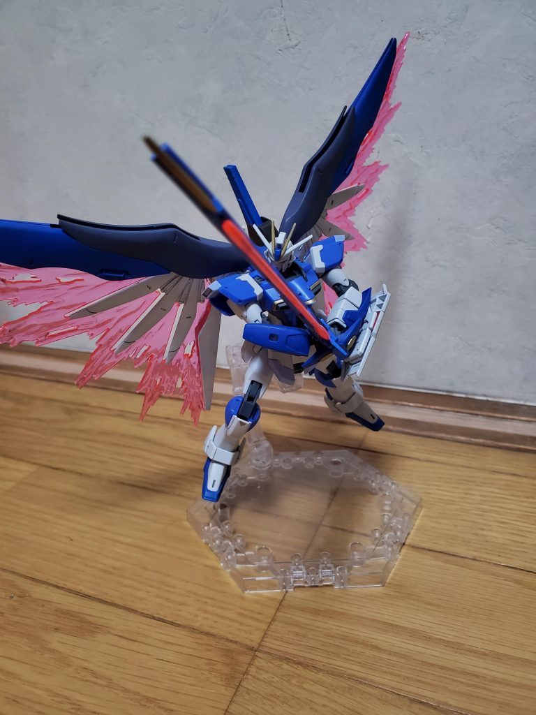 デスティニーの腕に回転軸が二つあるからポージングも楽々