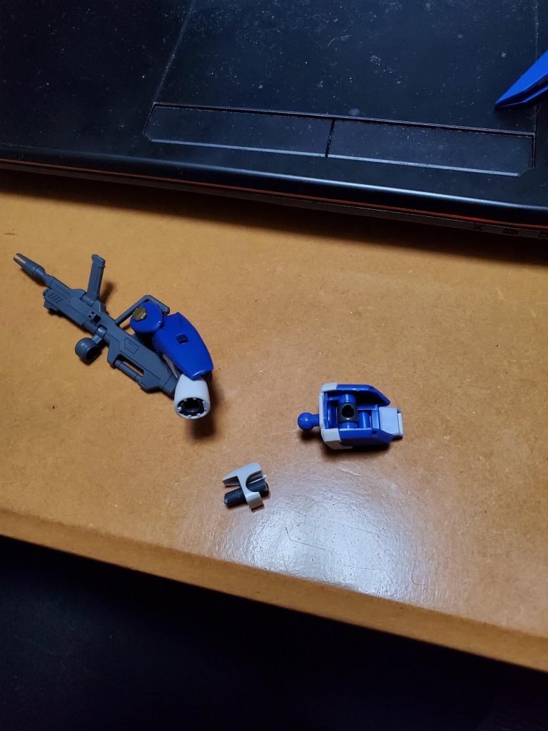 インパルスとデスティニーの腕の規格が違うため工夫が必要です。
今回はランナーの太さが丁度良かったのでランナーを適当な長さに切って接続。