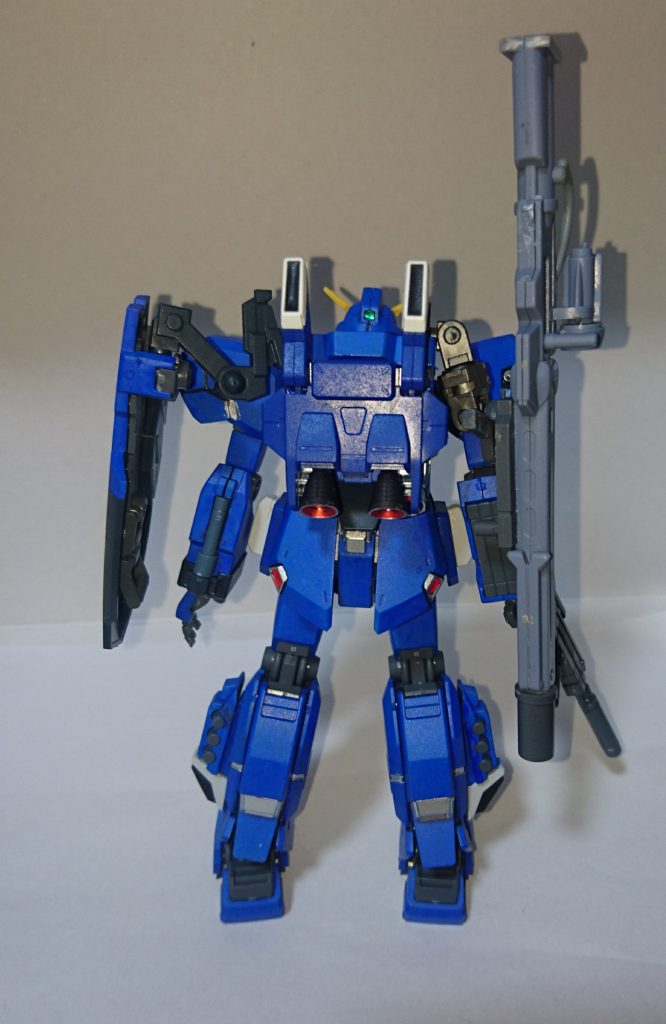 バックパックに2号機の宇宙用のブースターを増設しました。
シールドなどの干渉はありません。
脚部のハンドグレネードは腰から脚へ移植させて、その下に2号機のスラスターを付けました。