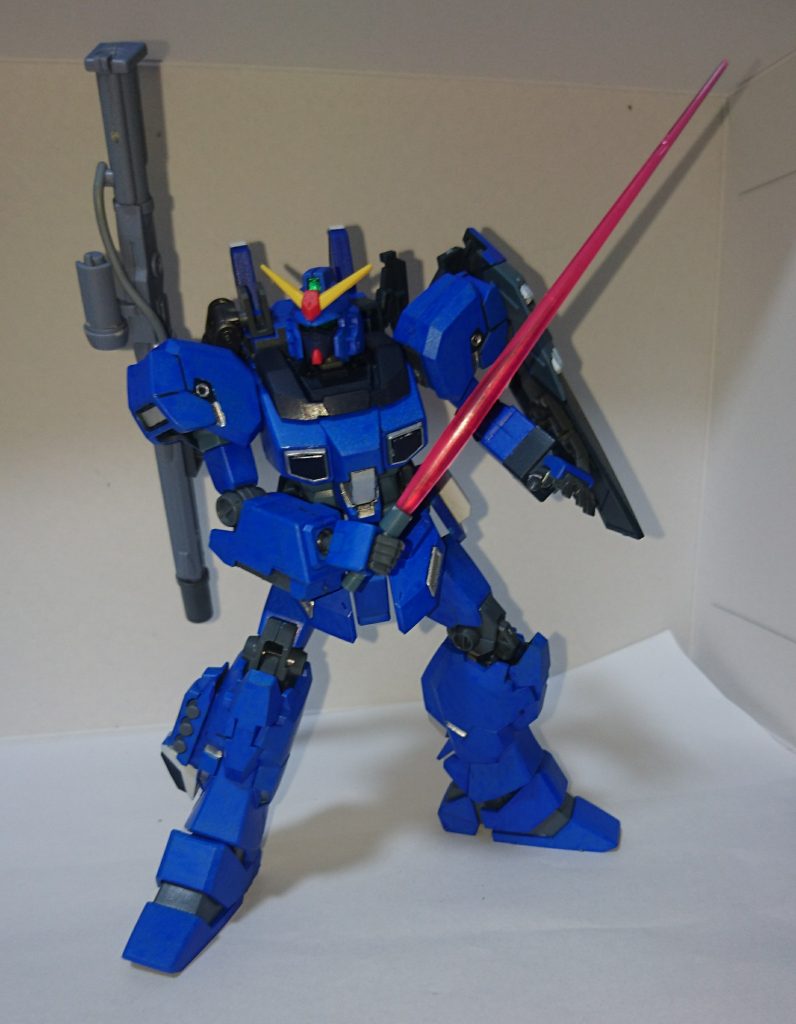 ビームサーベルは左腕から取り出します。
一本だけでは少ないので、νガンダムみたいに背中にサーベルを追加しておこうかしら?