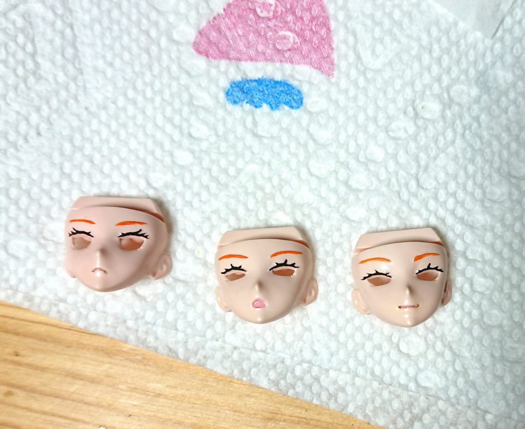 眉毛、まつ毛はファレホとエナメルで筆塗り