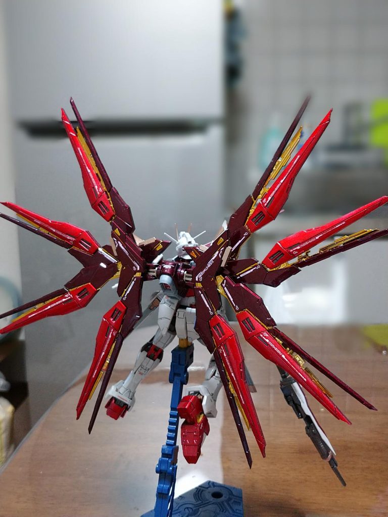 背面
明るい赤と暗い目の赤を意識しました。垣間見える金メッキが気に入ってます(笑)