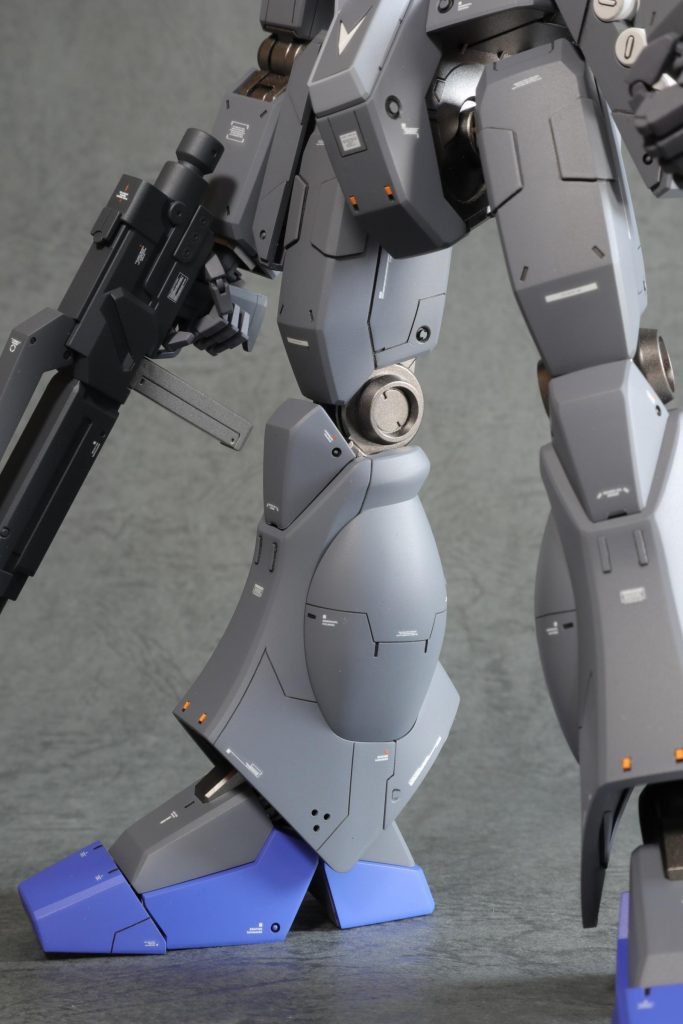 キットはツルツルなので全身にモールド追加です。