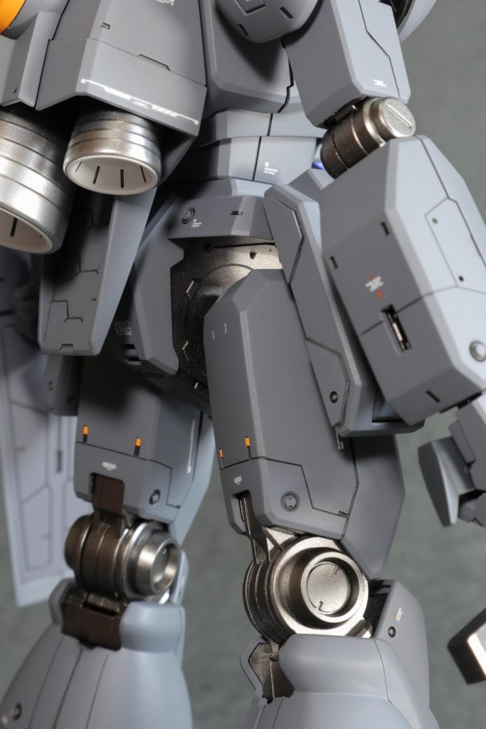 プラ板貼り付け、スジ彫り、丸モールド等々