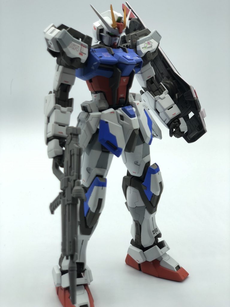 素ストライク。PS装甲のみキラ登場ストライクと同じな為、ツインアイとシール後がルージュの色のままになっているのが特徴です。