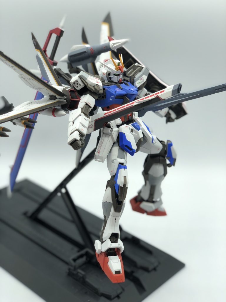 ビーム砲&レールガン構え。オオトリストライカーはIWSPの発展型らしいですが、フリーダムの武装も参考にしている気がしますね。