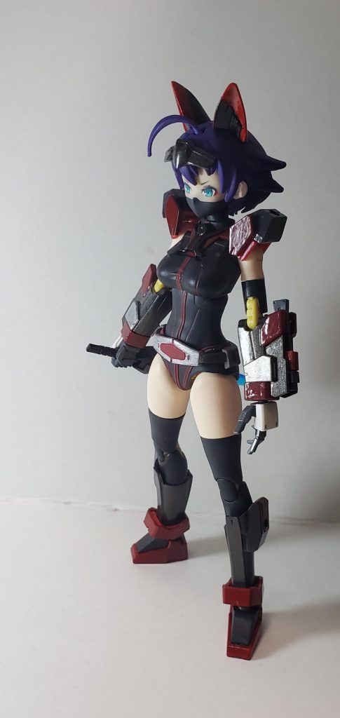 全体的に暗めに塗ってあります。
ベースはジャーマングレーにあずき色でラインを、装甲部は赤鉄色をメインにしました。