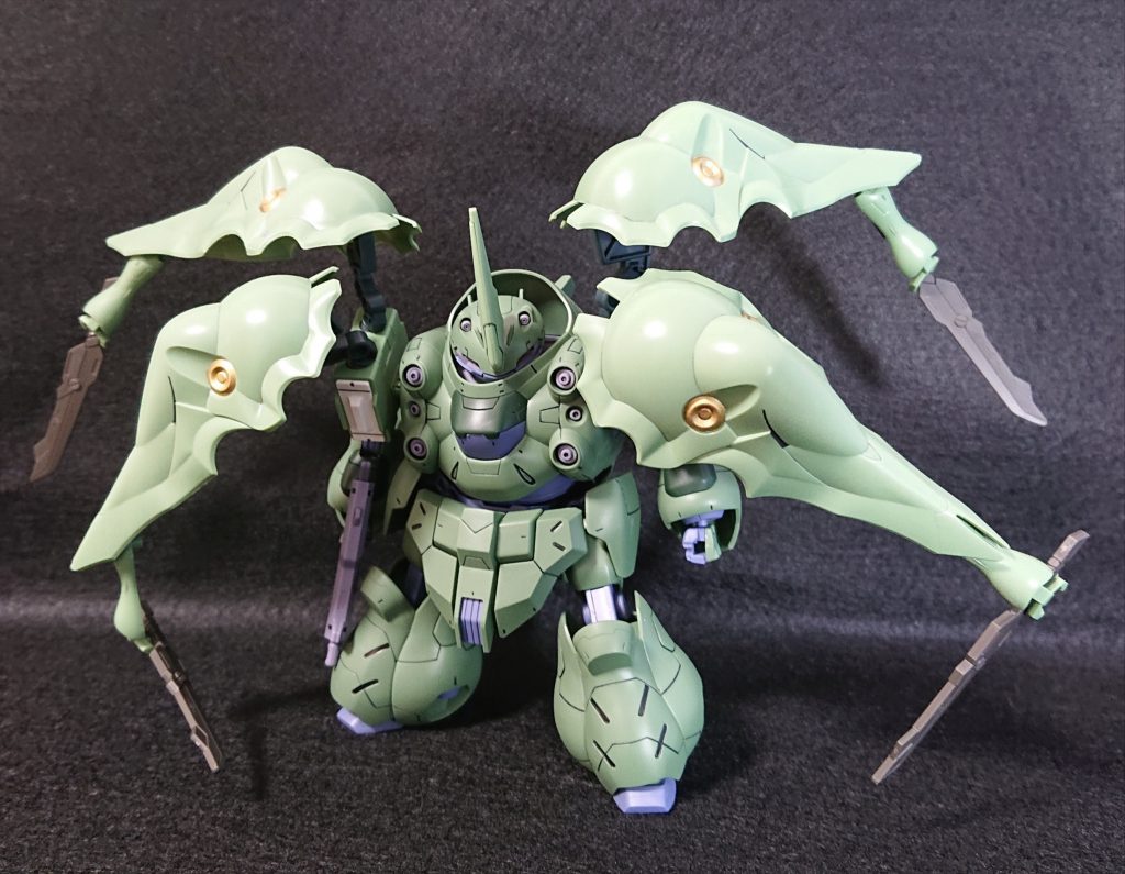 バインダー内部には「奥の手」と接近戦用のブレードを隠しています。