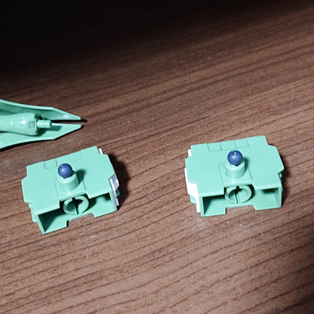 肩パーツにボールジョイントを仕込んでグシオンのボディに接続できるようにしました。