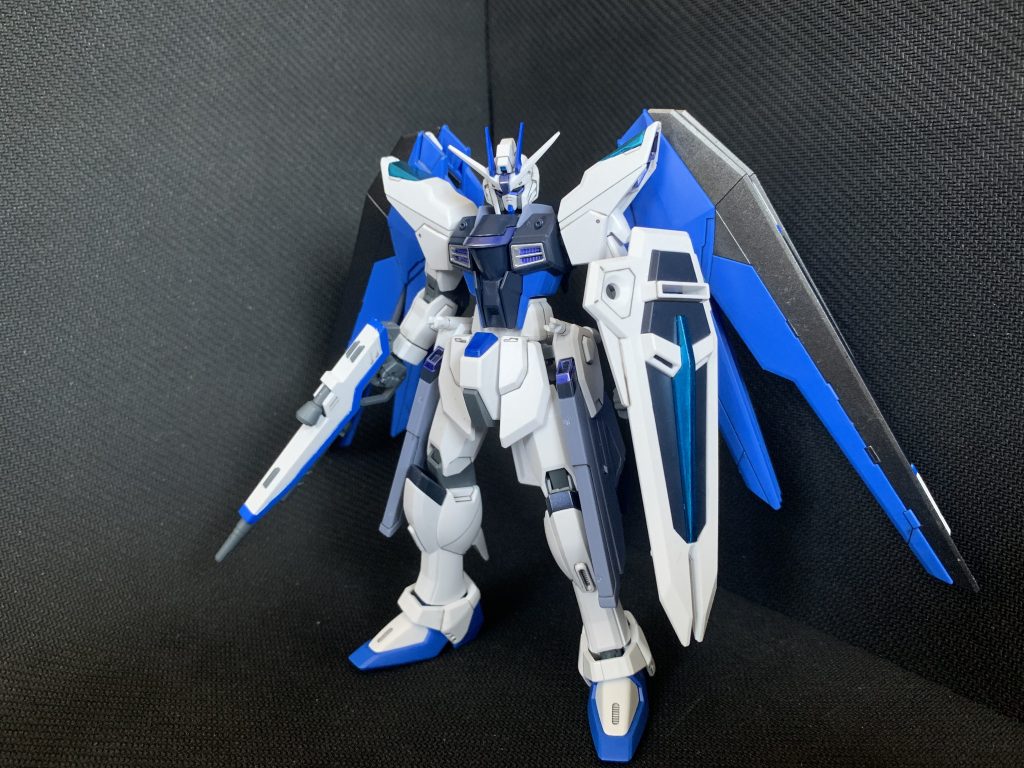 正面。だいたい感覚で配色を決めましたがかっこよくできました。今回は肩をストフリのものに変更しています。