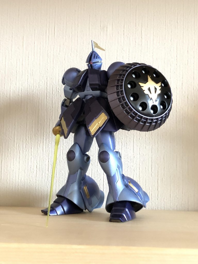 斜め前方。シールドにはキシリア管轄の突撃機動軍のエンブレムを浮き彫り。