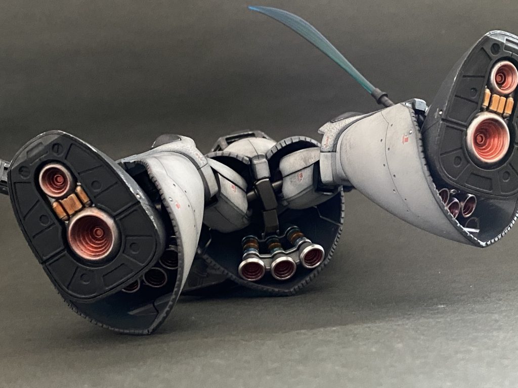 バーニアは機体の汚しと反対にピッカピカに塗装しました。
そして、腰と脚部の装甲の淵にプラ板をひたすら貼ってディテールアップしてます。