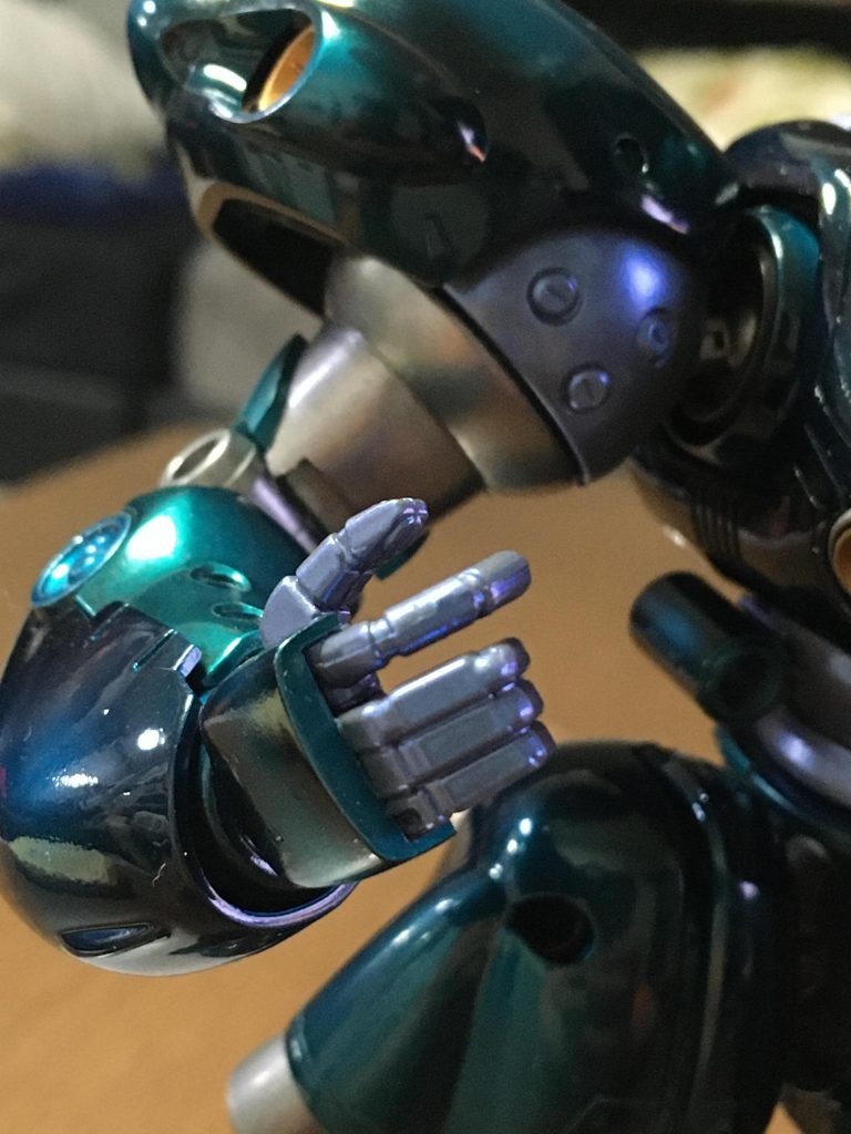 成型色ブルーグレーのパーツは設定の色味を意識してライトグレーメタにブルーパールをコートしてみました。