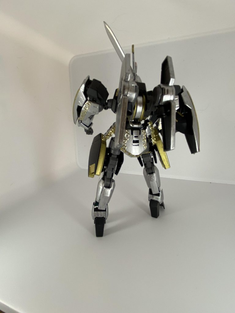 バック
フロントに比べてリアはエングレービングを減らして大人しめにしています