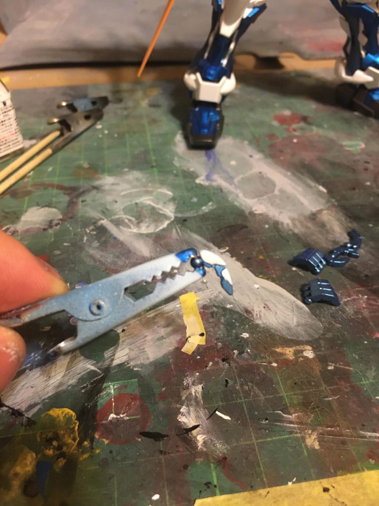 指は筆塗りです。