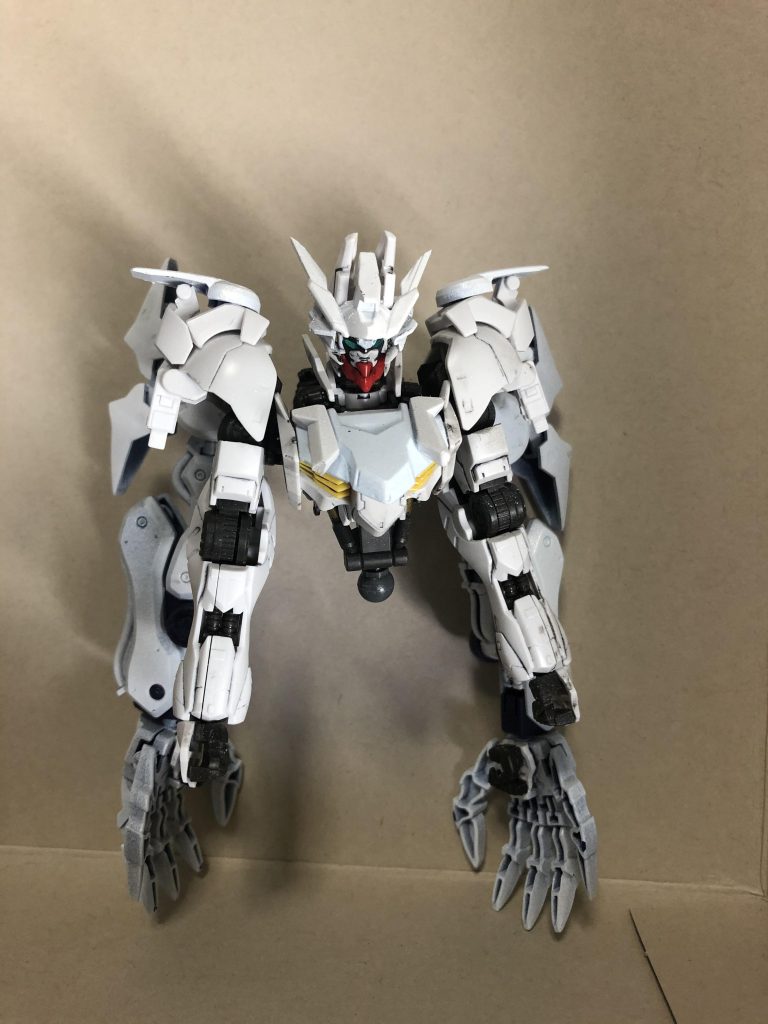 新規パーツを白いスプレーで塗りました