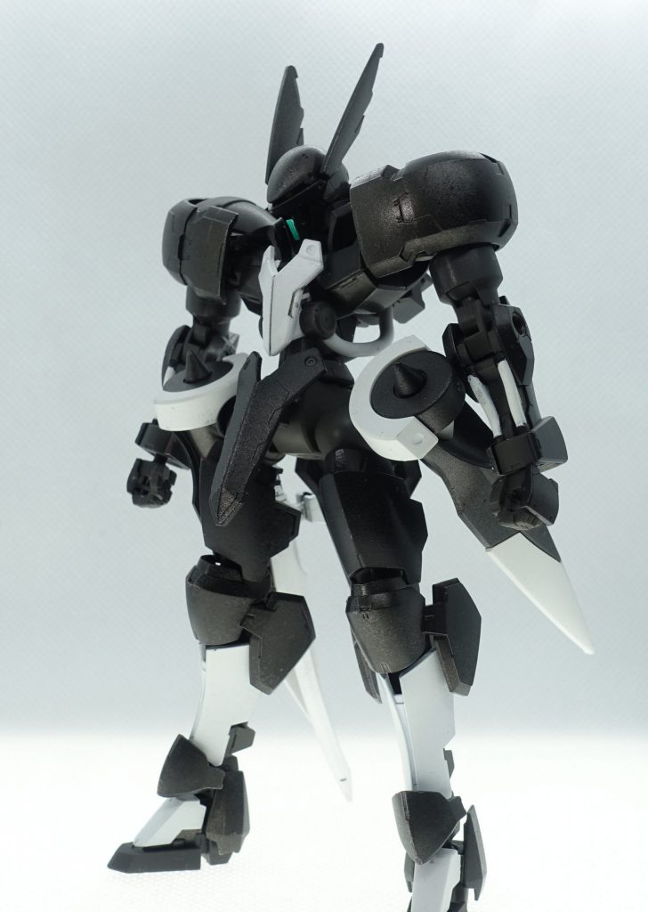 ガンダムマーカーのメタリックブラック、ブラック、シャインシルバー、ニューホワイトを使い塗装しました。
メタリックブラックが途中で無くなり、ブラックで代用＞＜