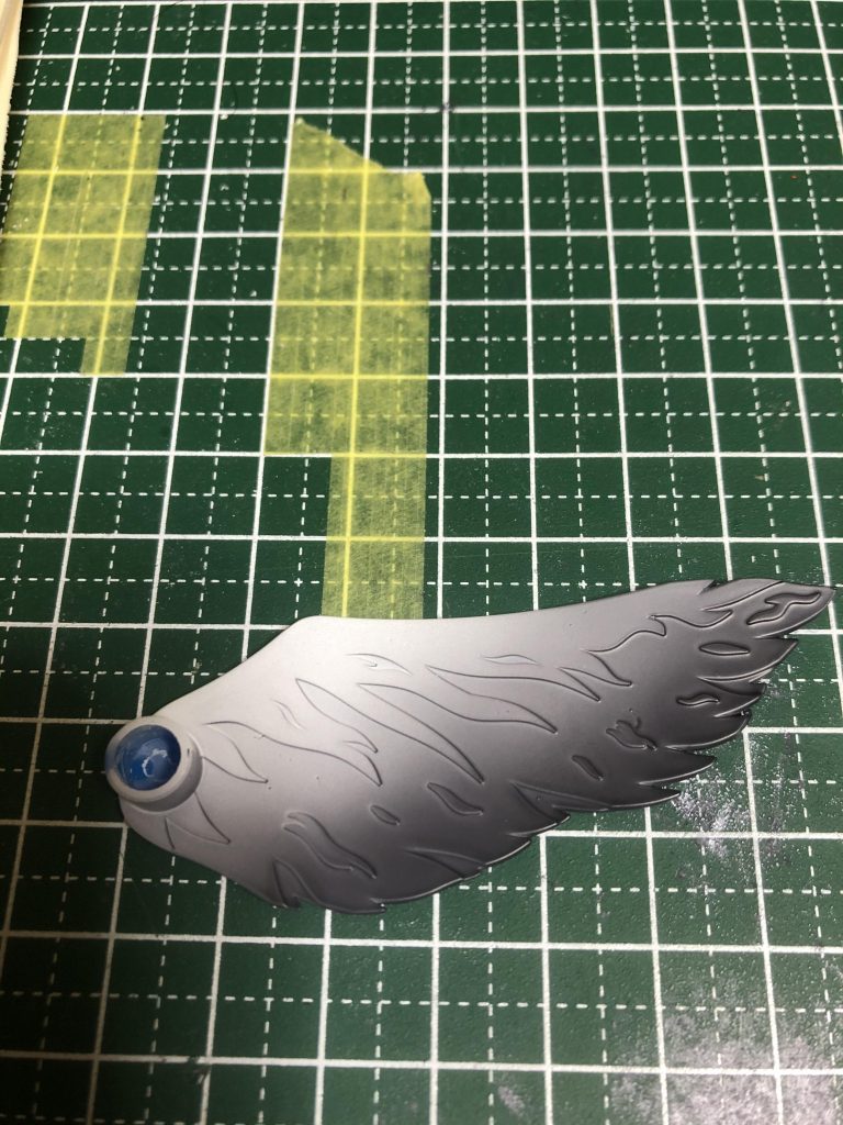 クールホワイトの下地にクリアブラックでグラデーションを施しています