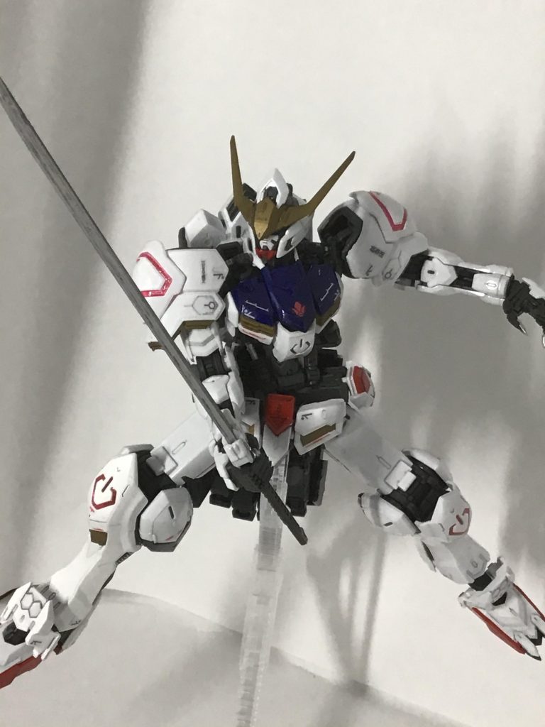 第4形態ではよく使用してた印象の強い太刀。刀身をシルバーで塗った以外はほぼそのままです。