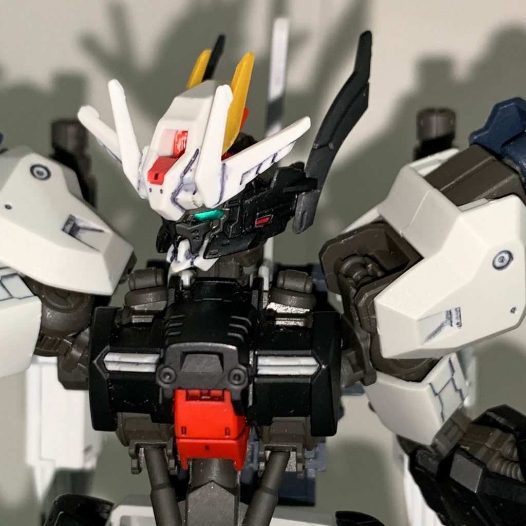 頭部はアンテナとセンサーを増設して粒子制御能力の向上