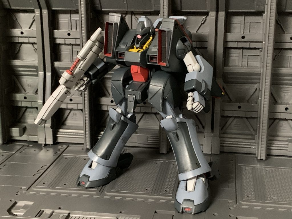 基本的に脚部アーマーと足首が干渉して足首が曲がらないのですが、ポリ製ボールジョイントの軸を引き出す事で接地性を向上することができます。(引き出してばっかな気がする…)