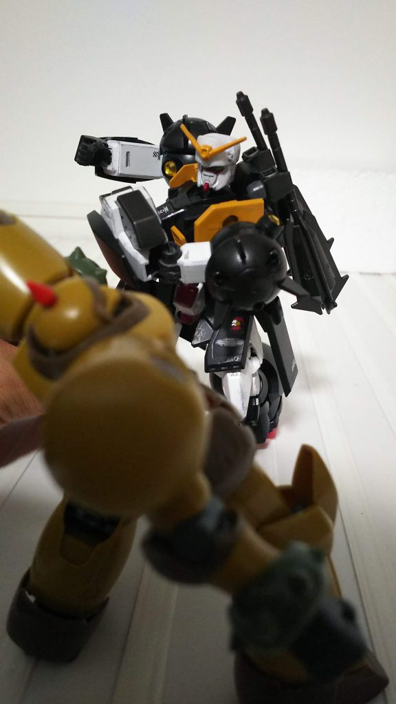 ショルダータックル!
上半身は可動範囲は広め。下半身はオーガ刃ーⅩな上に、接続パーツ作ってボルト足首を付けてる状態なのでお察し。