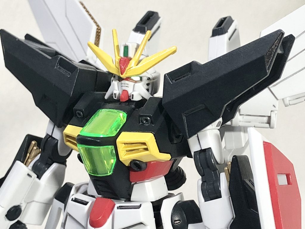 塗装はメインの黒部分はつや消しブラックとブルー系を調色して少し青みがかってる色にしました。写真だと判りづらい…。
白部分は成型色のままです。
シールはカメラアイとサイトレンズしか使ってません。
胸部のサテライトシステムはシールを使わずシルバーで塗ってみたらいい感じの光具合でよかったです。