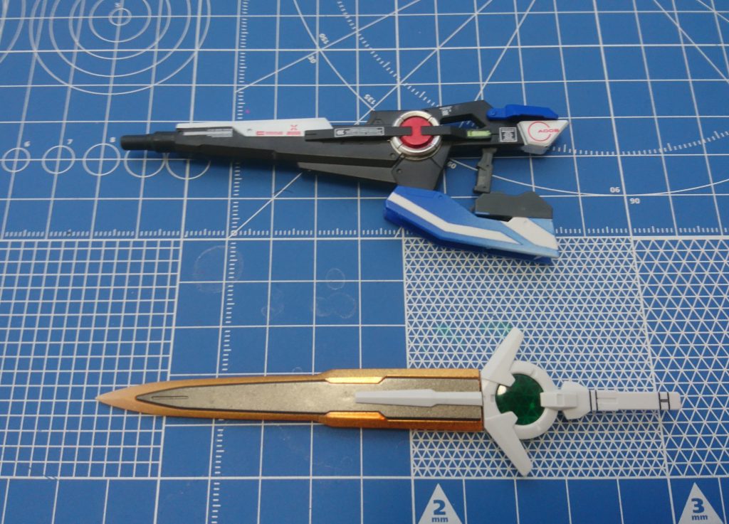 [武装類]
・GNブラスターⅡ
ファントムグレーで塗装後、マスキング処理しニューホワイトで部分塗装しました。ニューホワイトの隠遁力はすさまじいです(^^♪
シャインシルバー＆ロイヤルメタレッド部分塗装は筆塗りで。

・GNフレイムソード
刀身部分と柄部分は接着して取り付けました。刃はメタリックオレンジとホワイトでグラデーション。