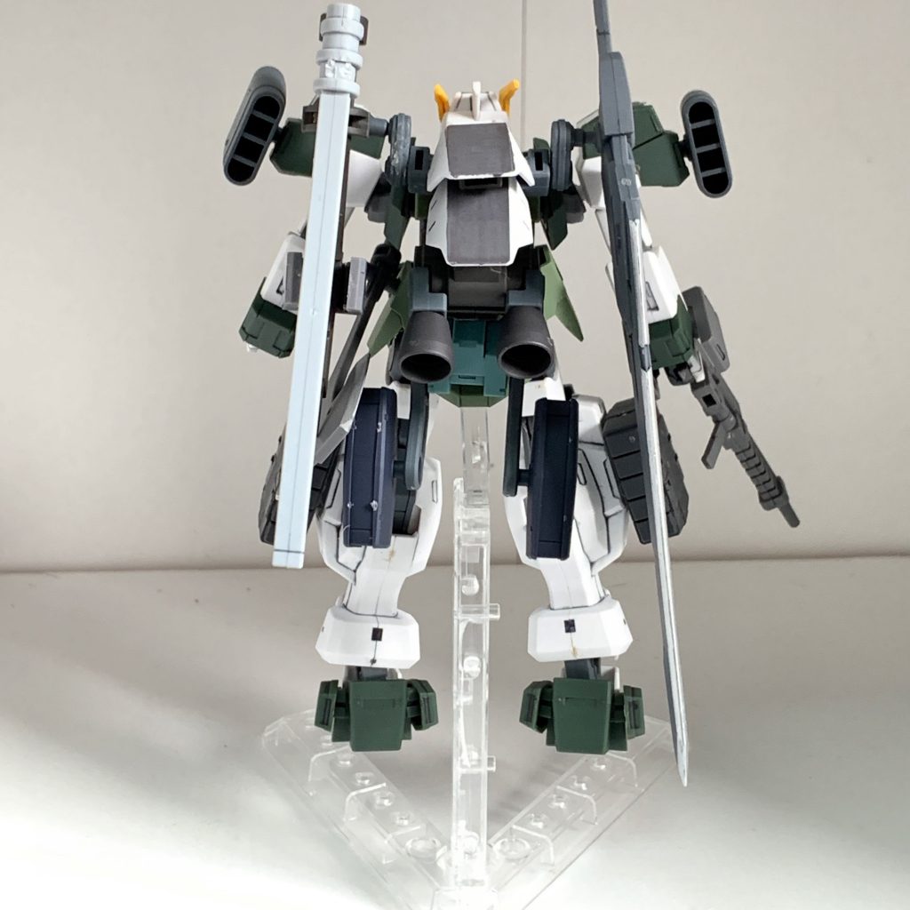 腰部のスラスターはホバリングに使用でき重力下で高い機動性を発揮