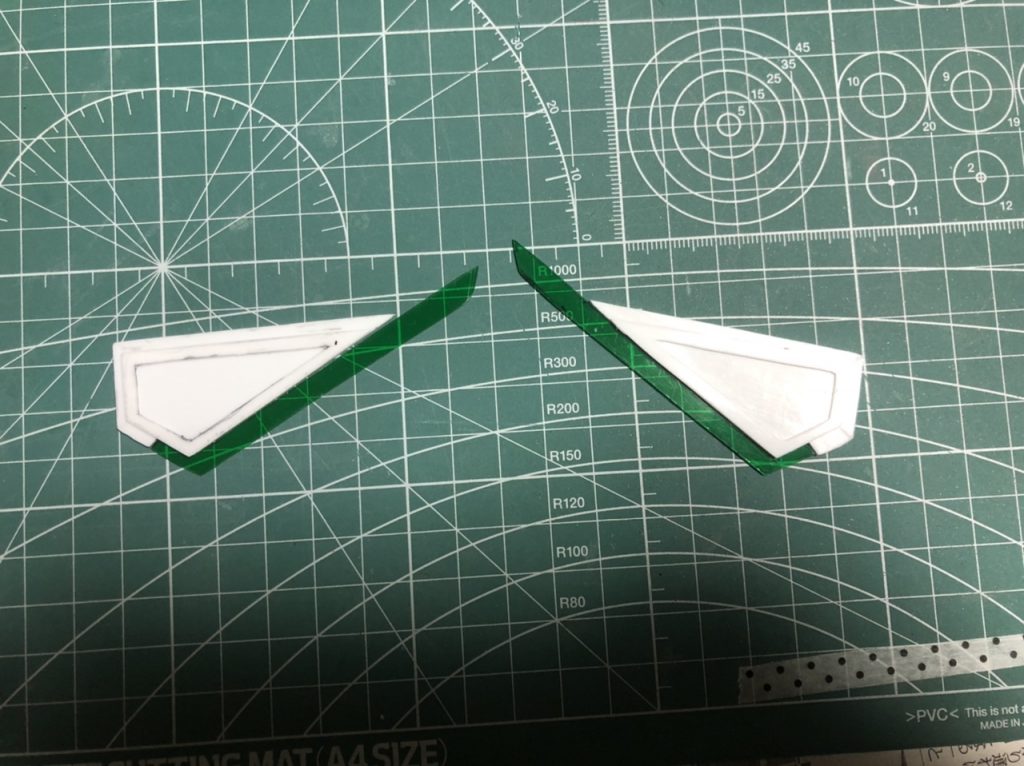 ブレードのクリアパーツはクリア下敷きを切り出し、完成品のビームシールド発生器部は100円ショップのネイルパーツを加工しました。