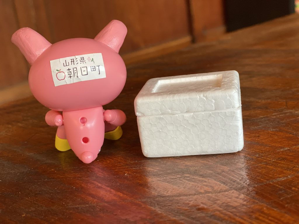 頭の後ろは、実際の桃色ウサヒと同じく町名入り。