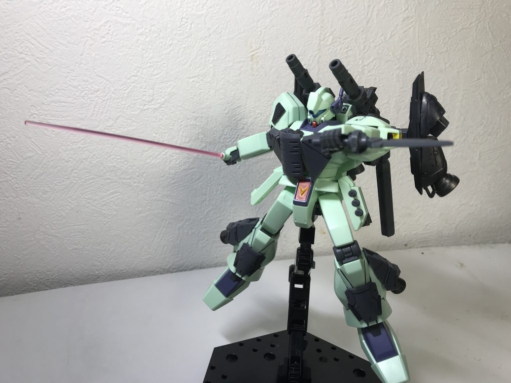 格闘専用の武装は上記のビームスパイクだけでなく、ビームサーベルと小型ナイフを装備しています小型ナイフはグレネードラックの後ろ側にマウントされています