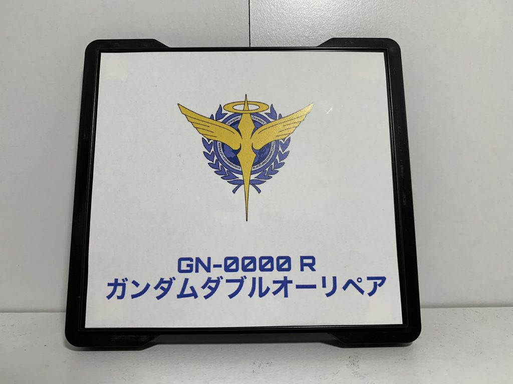 最後にサムネ写真にも写ってる展示用の台座を製作。百均で売ってるショーケースにプリントアウトした紙をマスキングテープで貼ってあるだけなのでかなりお手軽に作ることが出来ます。
今回の作品、いかがでしたでしょうか。宜しければ好評価や感想などもよろしくお願いします!