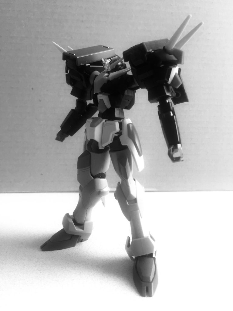 これは、貴重な開発当初の資料写真である。
『ガンダム・ザ・ガンダムへの挑戦！』
その開発者ストーン博士の想いから、トライガンダムと名付けられ、胸部および肩部には、巨大な3つのガンダム・フェイスがデザインされている。
それ以外では全体的にスリムな印象の機体であったが…