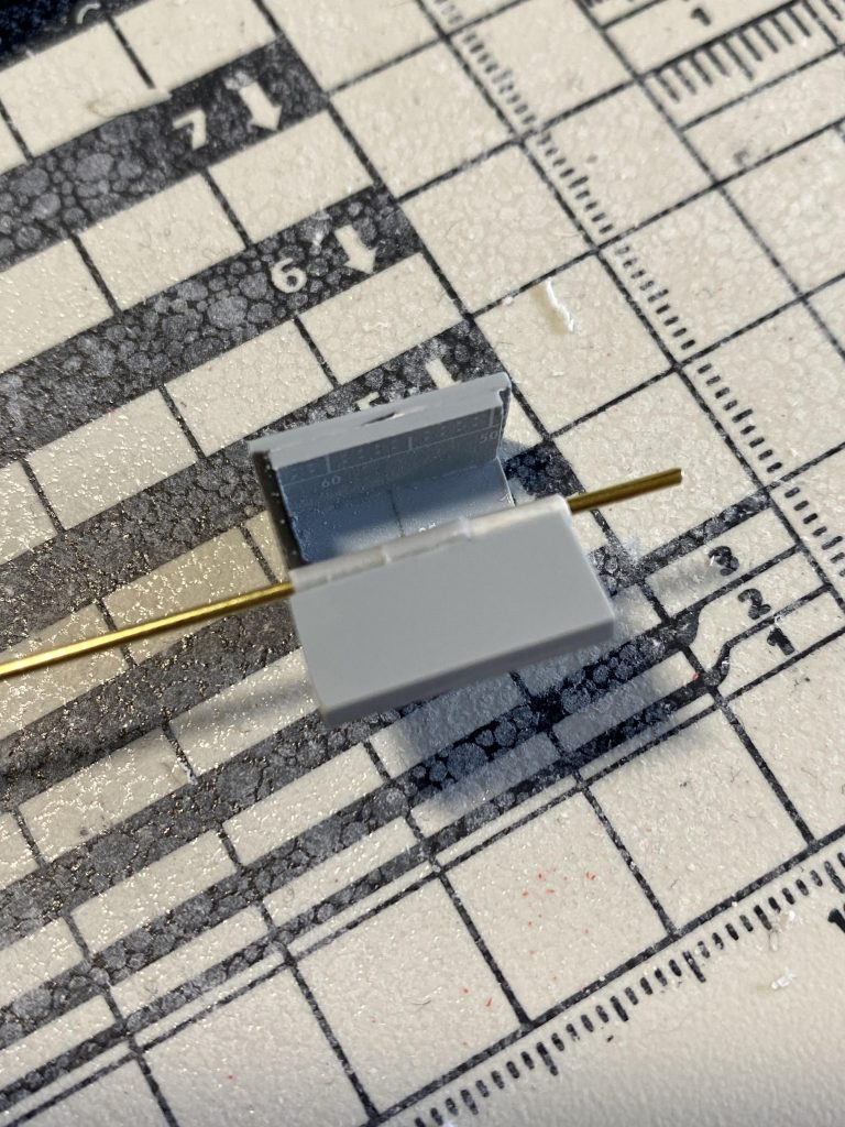 脚のミサイルポッドはプラ板自作
ミサイル弾は塗装後に接着しました。