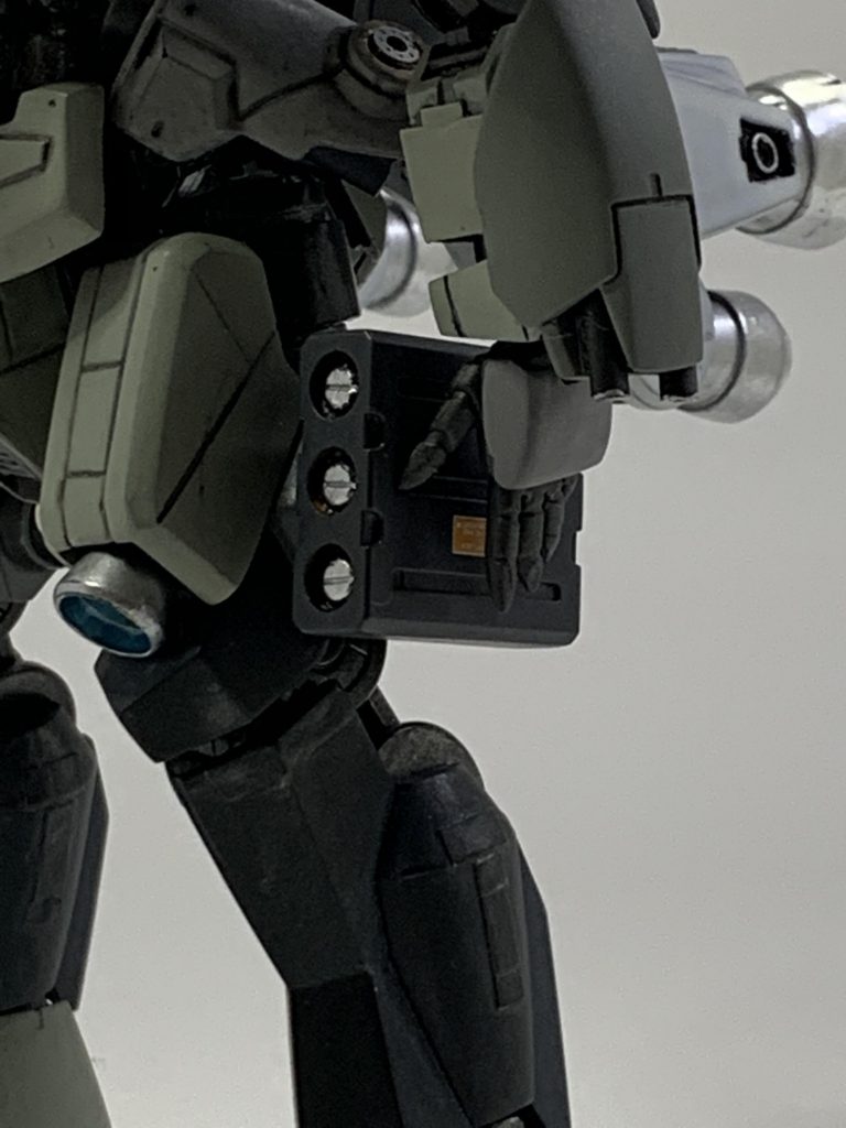 アンカークローのかわりに、バルカン砲を換装。腿には三連カートリッジ式スラスターユニットを装備、という脳内設定です。