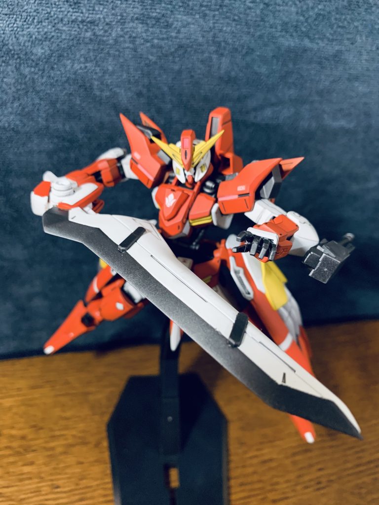 主兵装は大型のバスターソード。
ASW-G-29アスタロトに搭載されていた「γナノラミネートソード」を大型化した物で、刀身内部にエイハブ粒子の貯蔵槽を設けたことにより、安定して稼働させることが可能となった。
肩のハードポイントに接続してエイハブ粒子を圧縮充填する為、充填中は剣としての機能は失われるが、その代わり堅牢な盾として使用することが可能。