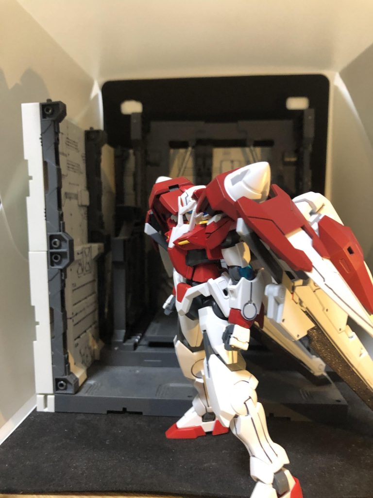 理由は、久々のガンプラ作りで撮影まで気力が持たなかったのと、いろいろ干渉して
赤が剥げる剥げる笑