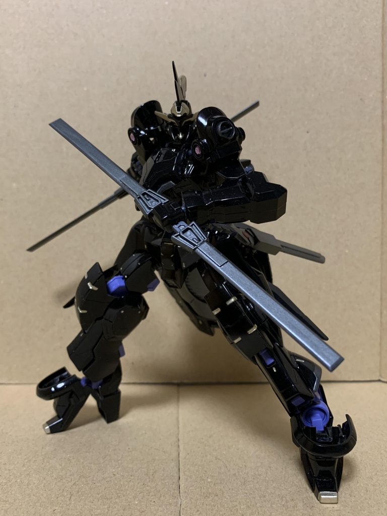 双翼刃ツヴァイファング通常品と比較して小振りに設計され、片手で扱えるようにした双翼刃。リコスはこれを二振り用いた戦法を得意としており、最も多用される装備となっている。