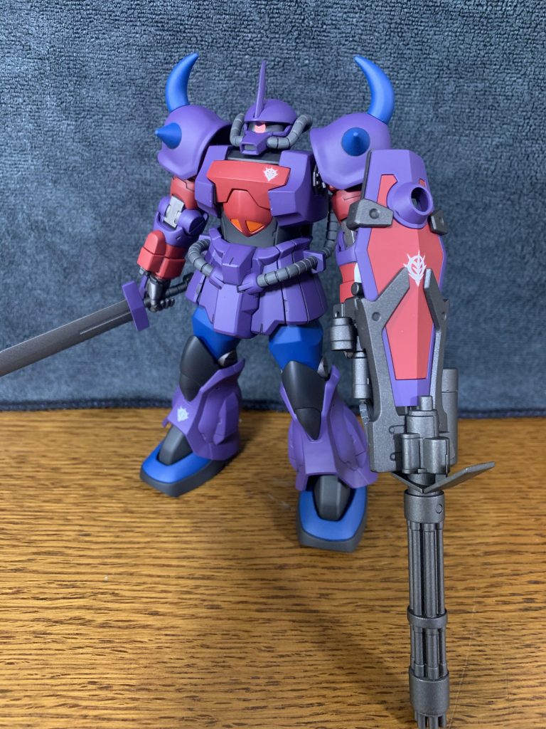 ジオン系機のトリコロールカラーは初めて作ったのですが、この取り合わせは目が痛くなりますね。