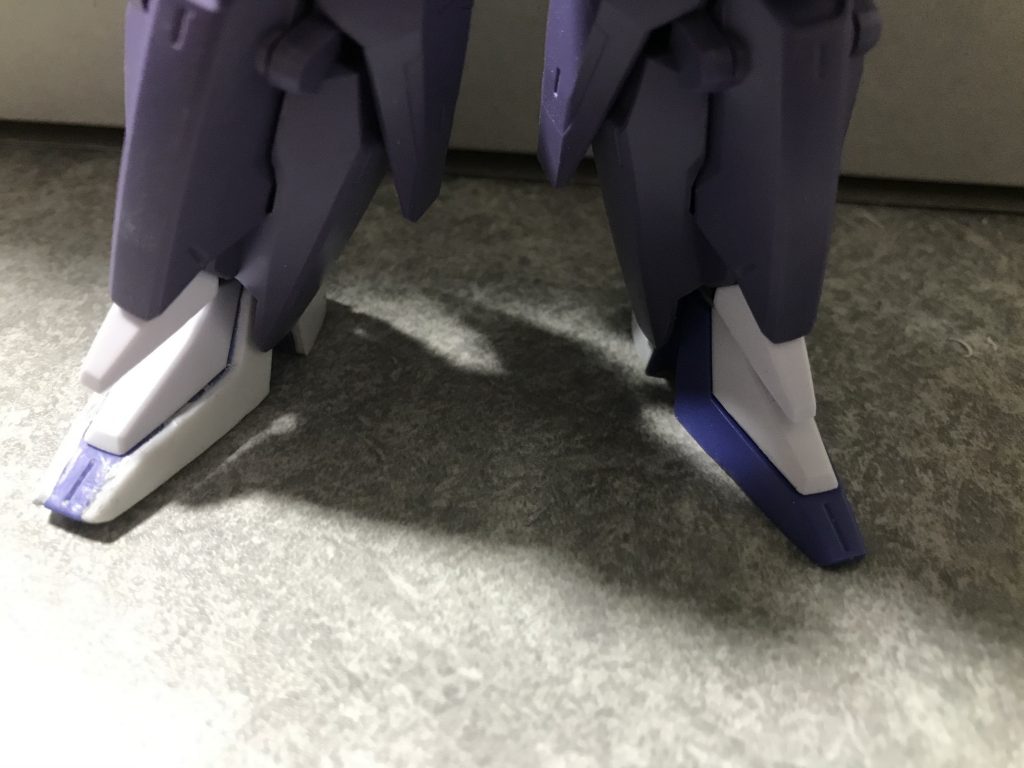 足が小さく感じたので、プラ板を貼って大型化してます。
好みもあると思いますが、足が大きい方が好きなので、
結構大きくしています。