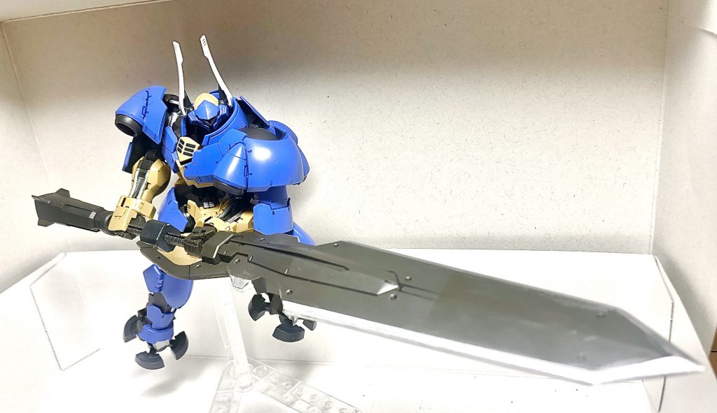 諦めて上のやつを横から撮ったのがこちら
はい、結局上手いこと写真撮れんので、逃げの一手でいつもの箱絵です
そういえば、ヘルムヴィーゲリンカー作った後に、ジャンクパーツの武器持たせようとして手のパーツのサイズが、
HG<ヘルムヴィーゲリンカー<MG
な事に気が付いたんで、いろんなスケールやシリーズの武器持たせたら、FA(フレームアームズ)シリーズの武器が無加工でめっちゃフィットする事を知ったw
(今までは、他のHGで同じ事やるなら手のパーツかFAの柄や持ち手削ったりの加工が必要なのが大半)