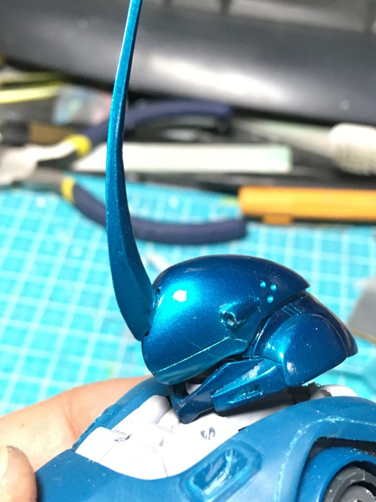 頭部はモノアイスリットを狭め目付きを悪くし、前頭部を前に延長、襟足め延長、アンテナの大型化と先鋭化を行いました。