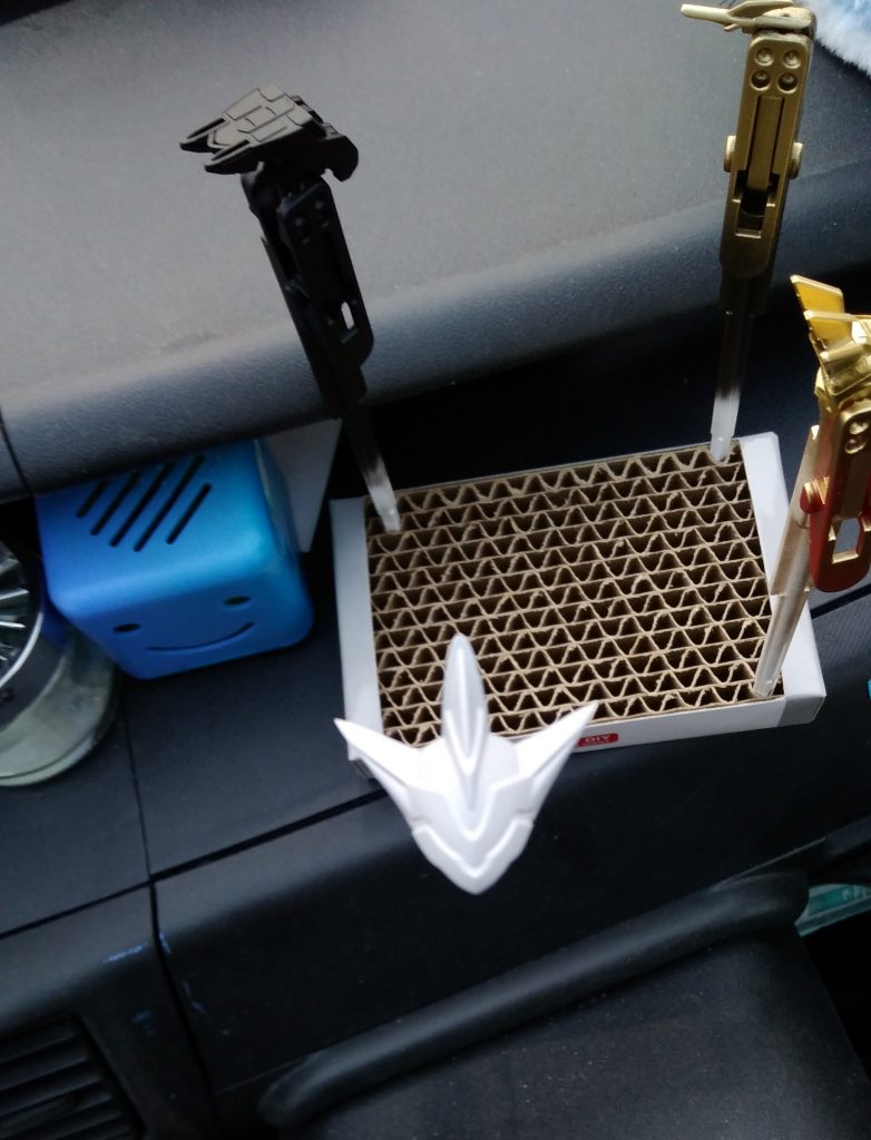 塗装中
時間が無かったので基本、缶スプレー。
頭部パーツは塗分けに困ったので、この写真にPCのペイントツールで配色を考えました。(画像を保存し忘れ)